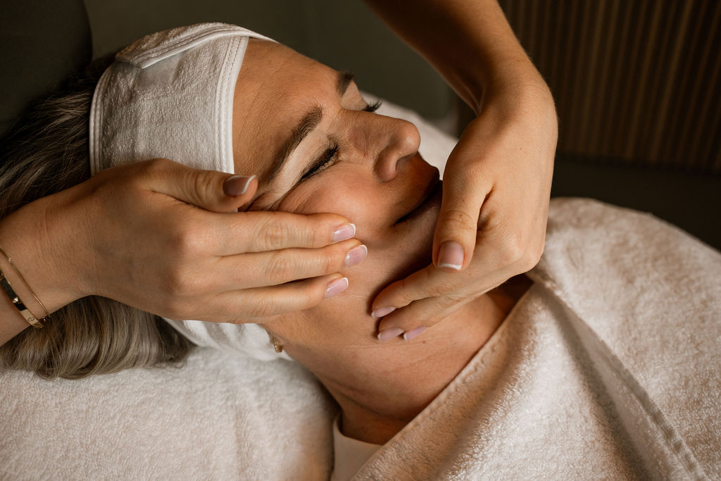 Signature DokterEs Fascia Release & Depuff and Lift Facial